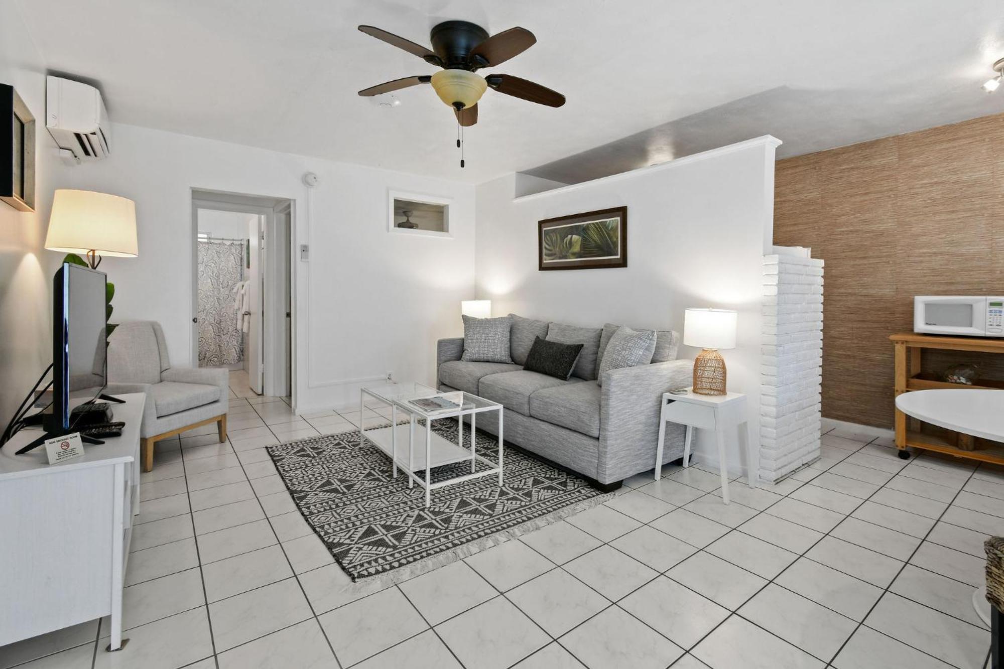 Sunshine Shores Boutique Apartments Palm Beach Shores Eksteriør billede