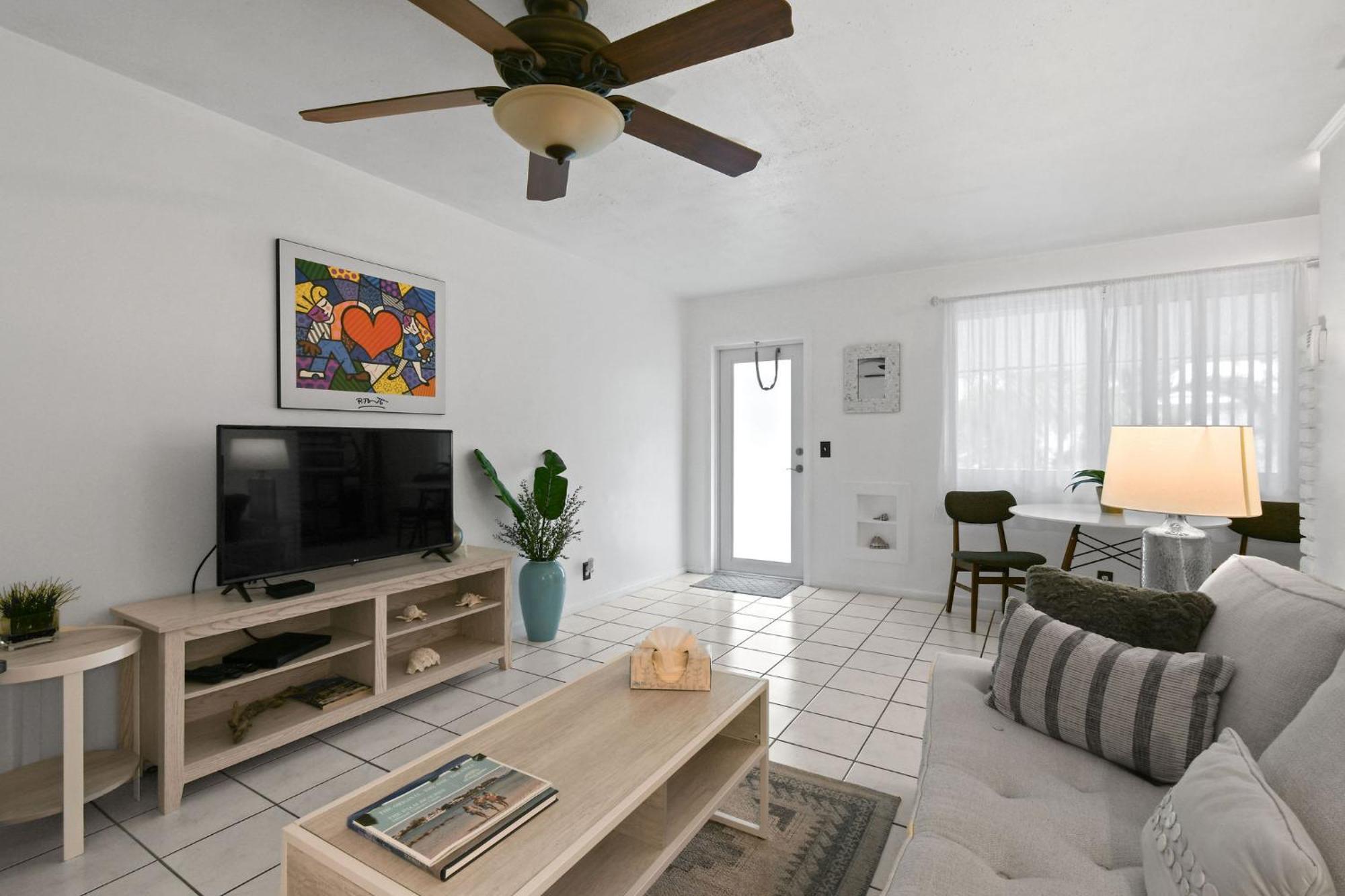 Sunshine Shores Boutique Apartments Palm Beach Shores Eksteriør billede