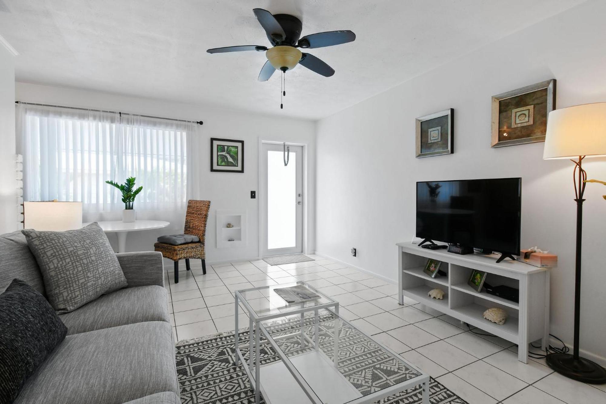 Sunshine Shores Boutique Apartments Palm Beach Shores Eksteriør billede