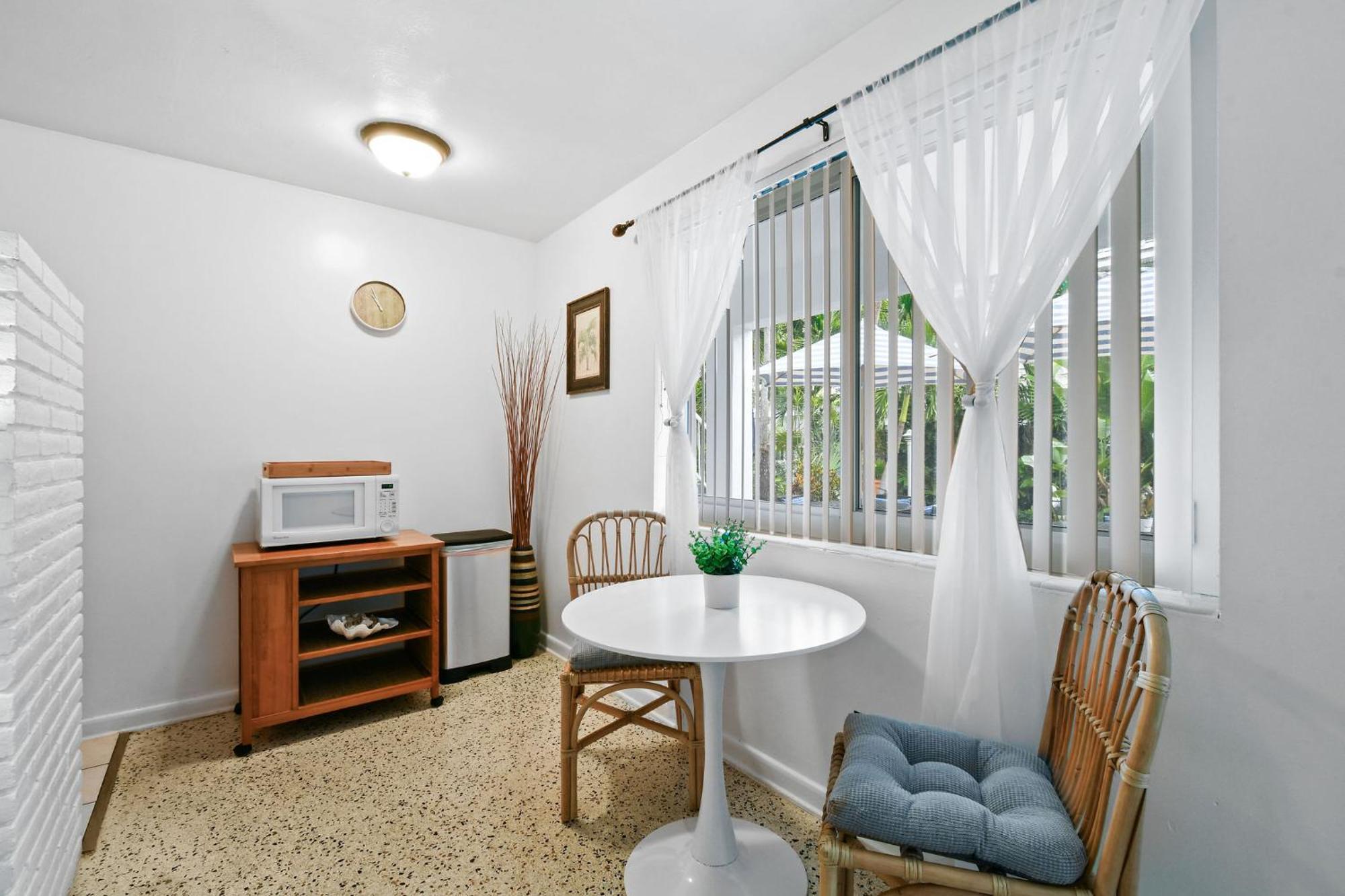 Sunshine Shores Boutique Apartments Palm Beach Shores Eksteriør billede