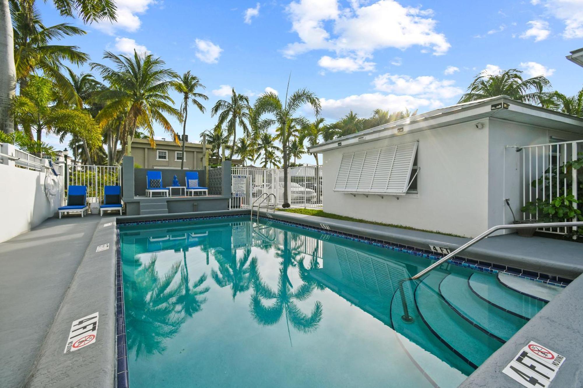 Sunshine Shores Boutique Apartments Palm Beach Shores Eksteriør billede