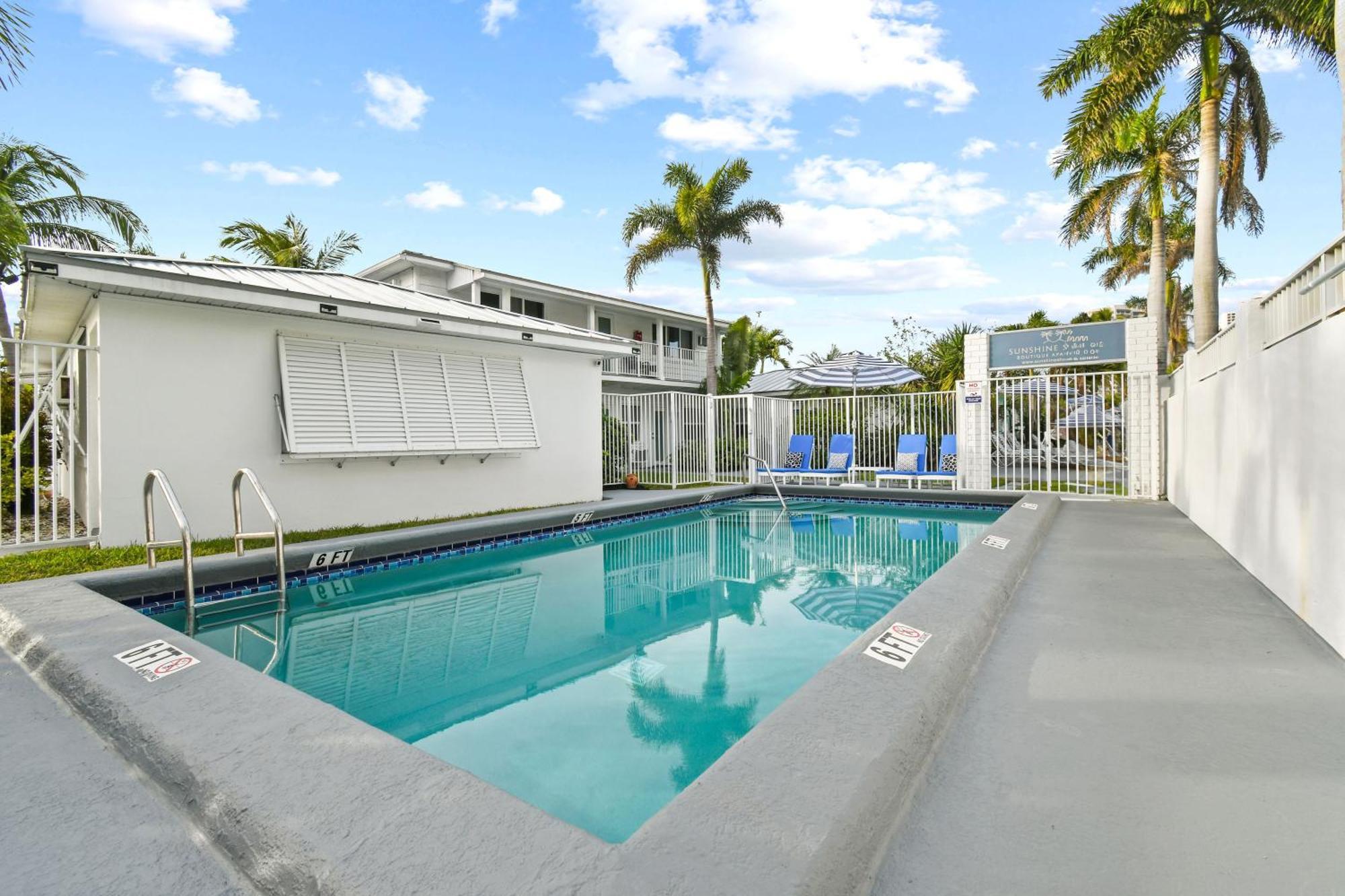 Sunshine Shores Boutique Apartments Palm Beach Shores Eksteriør billede