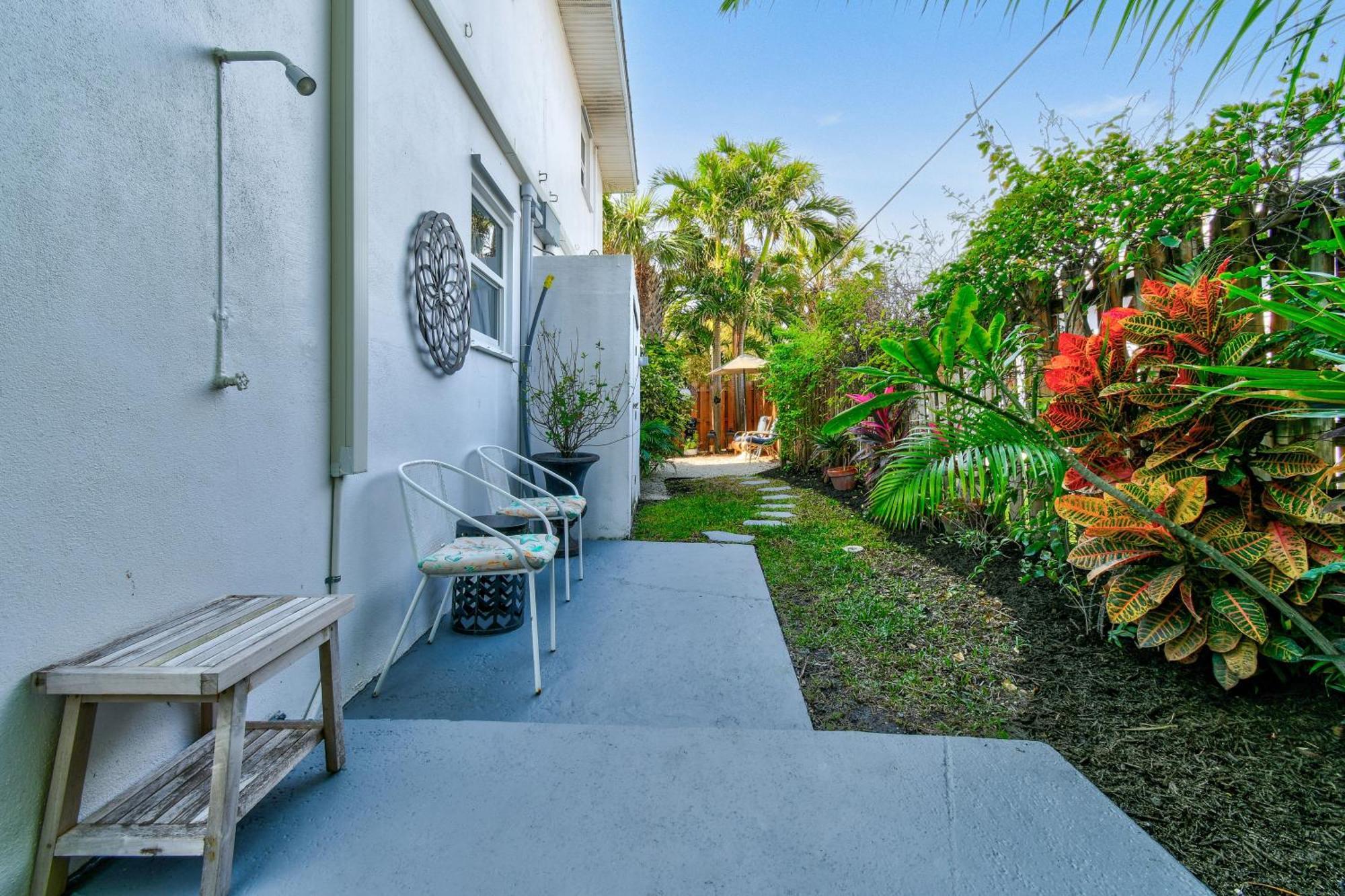 Sunshine Shores Boutique Apartments Palm Beach Shores Eksteriør billede